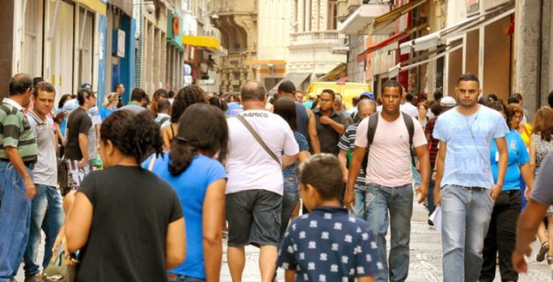 82% das pessoas acima de 14 anos no Brasil têm algum rendimento; 11% recebem programas sociais