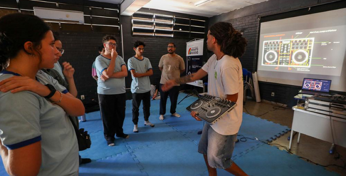 LAB Bibliotecas Renato Russo une música, inteligência artificial e arte em oficinas para jovens de escolas públicas