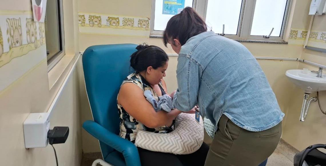 Apoio profissional auxilia mães a superar desafios da amamentação