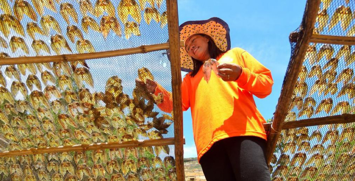 Sem poder de decisão, mulheres processam metade do pescado na América Latina