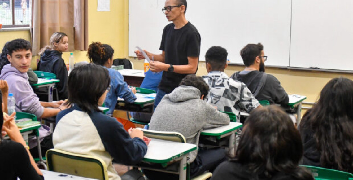 Brasil chega a 72% de escolas com conexão adequada, mas enfrenta abismos regionais