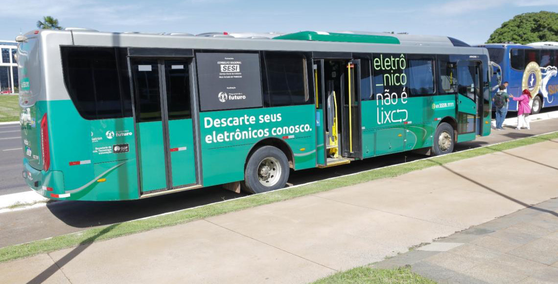 No Distrito Federal, programa transforma lixo em inclusão digital e capacitação profissional