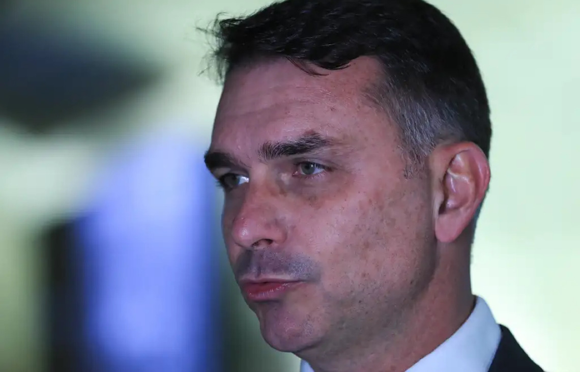 Escândalo de Flávio Bolsonaro e Daniel Vorcaro repercute no DF entre deputados distritais