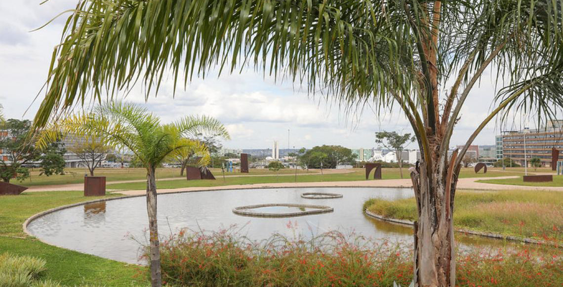 Construído após 48 anos de espera, Jardim Burle Marx transforma área central de Brasília
