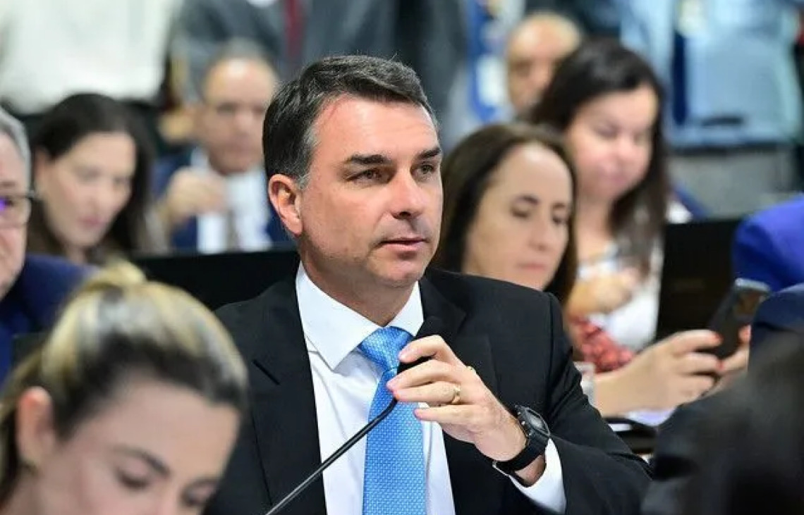 Juros escalam com candidatura de Flávio Bolsonaro ameaçada pelo 'caso Dark Horse'