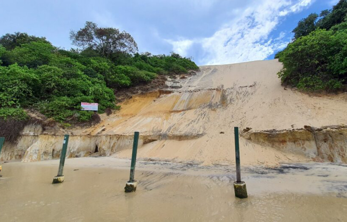 Sigla de facção criminosa é escrita na areia do Morro do Careca, cartão-postal de Natal