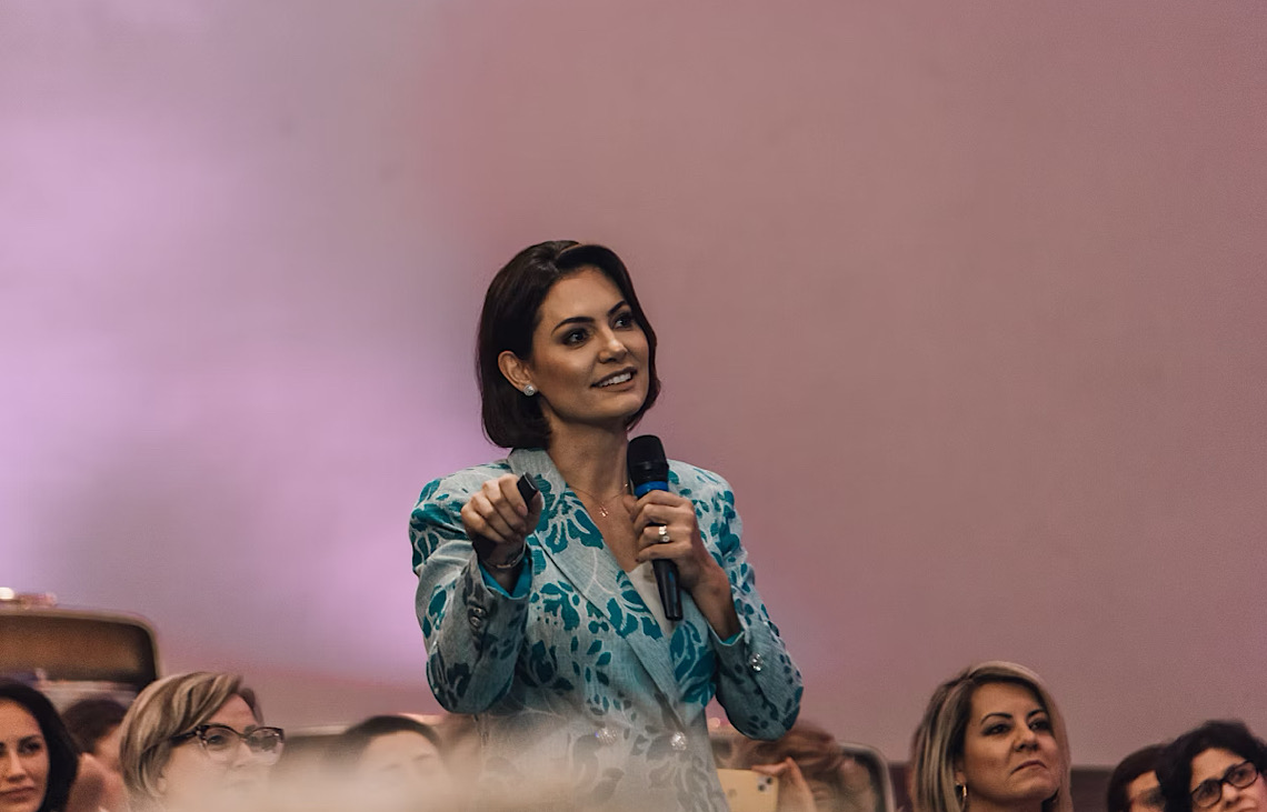 Michelle Bolsonaro diz não 'se meter' em crise sobre Flávio e que tem que cuidar do marido