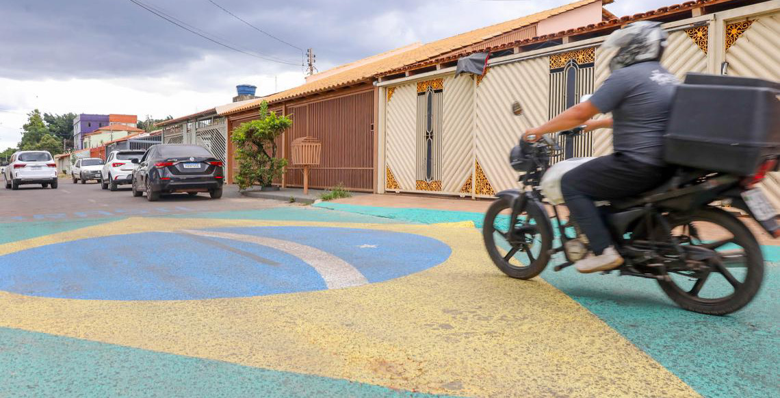 Ruas do Distrito Federal começam a ser enfeitadas para a Copa do Mundo de 2026