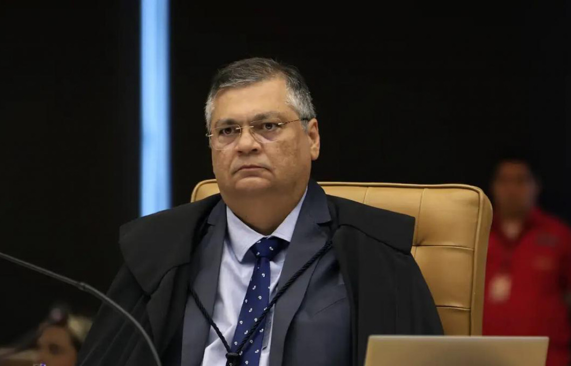 Flávio Dino pede que Câmara dos Deputados explique viagem de Mário Frias ao exterior