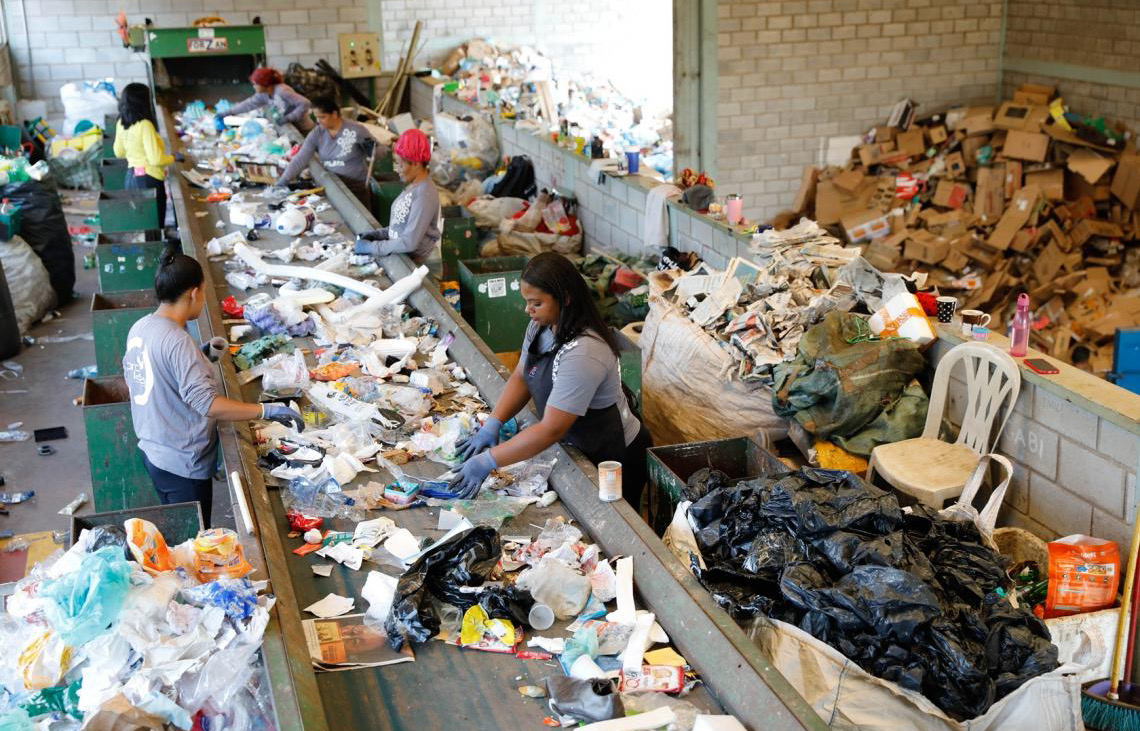 Coleta seletiva feita por cooperativas de catadores completa 10 anos no Distrito Federal