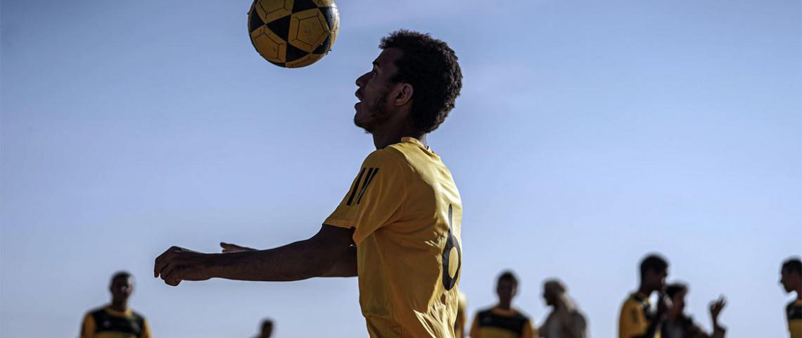 Dia Mundial do Futebol expõe alcance universal da bola além dos 90 minutos