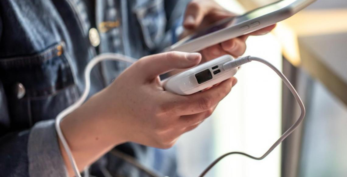 Passageiros devem ficar atentos às novas regras para transporte de power banks em voos