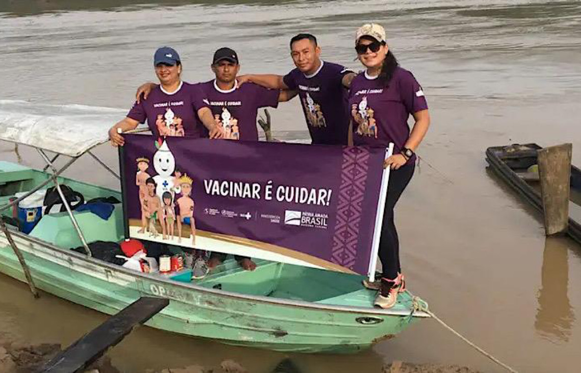 Profissionais de saúde vencem desafios para vacinação em área indígena com  respeito às tradições