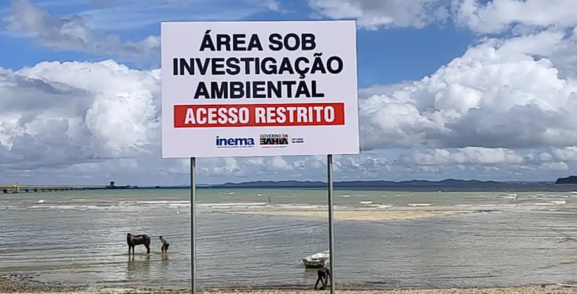 Comunidade na orla baiana sofre há 100 dias com contaminação da praia 