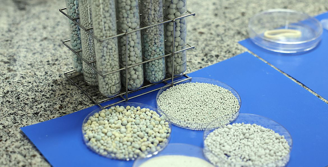 Pesquisa Agropecuária: Embrapa cria calcário mais nutritivo resistente à umidade e ao vento 