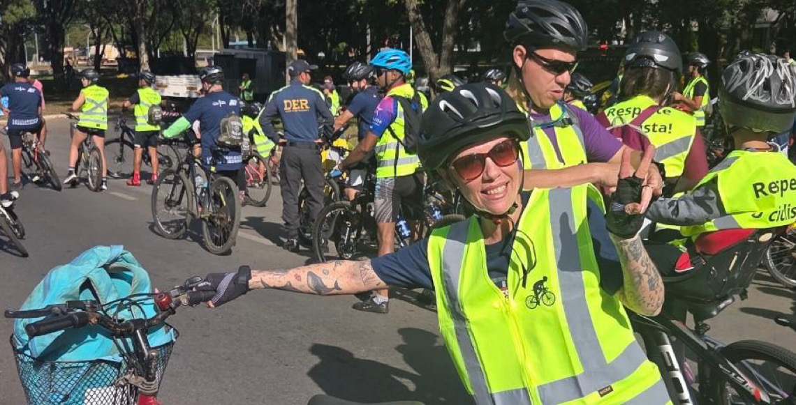 Passeio com 700 ciclistas no Eixão Sul encerra o Maio Amarelo, no Distrito Federal