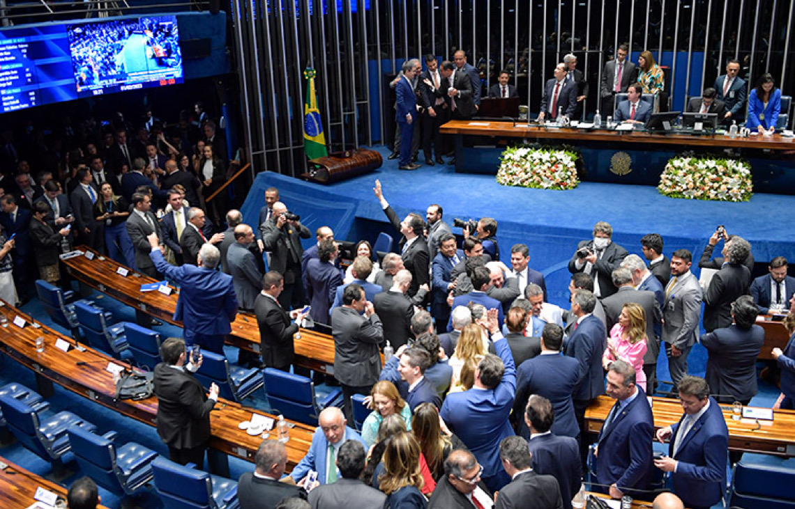 Gasto do Senado com diárias para seguranças dispara com eleição e viagens ao exterior de Flávio