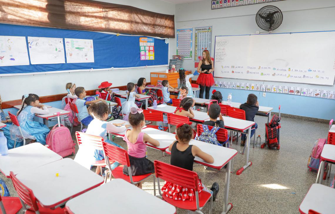Aprender a ler e escrever: Distrito Federal amplia alfabetização e supera metas previstas para 2025