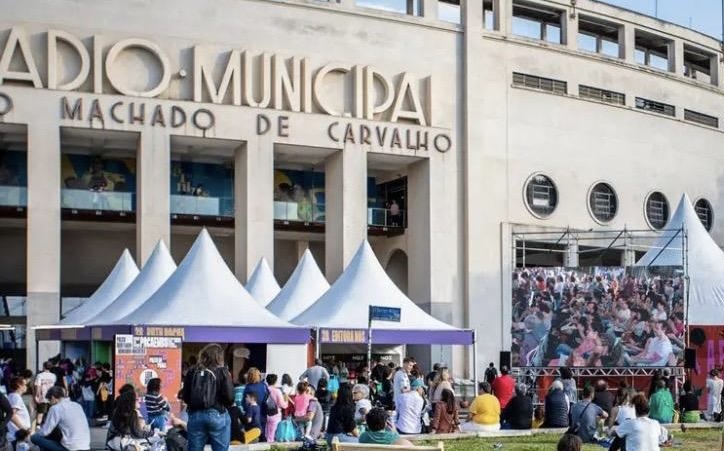 Viagem ao passado na Feira do Livro: Dinossauros revelam história da Terra às crianças