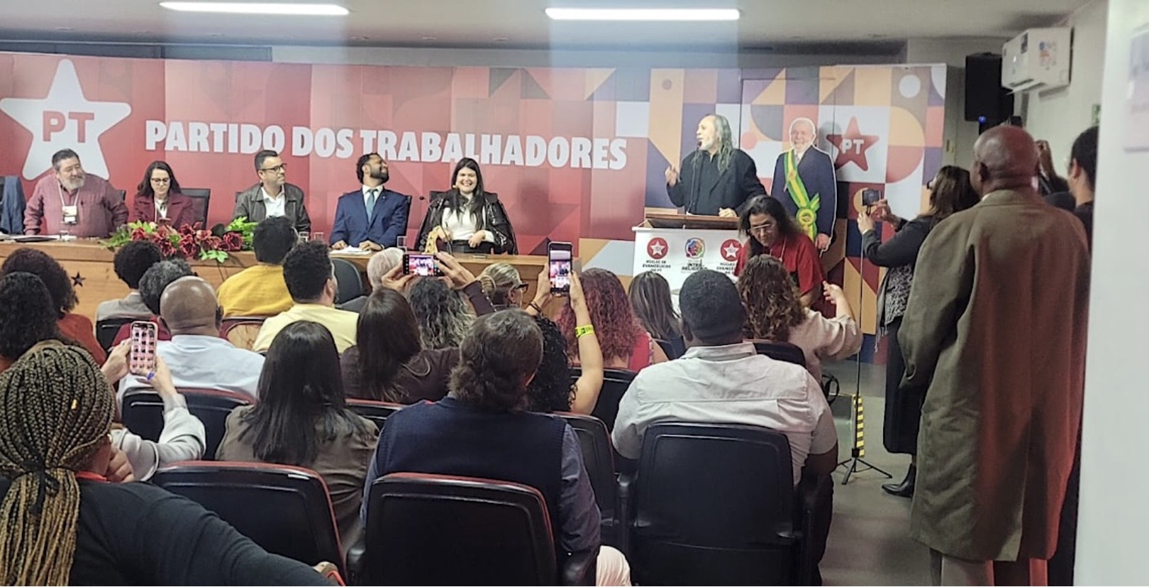 A opinião pessoal de Miguel Lucena: Evangélicos mostram força no PT durante Encontro Nacional