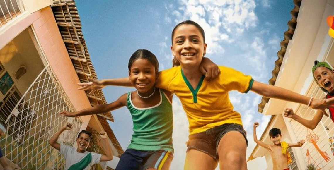 Campanha da Embratur transforma paixão pelo futebol em convite para viver o Brasil
