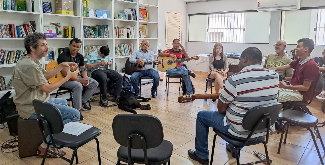 Oficina gratuita promove inclusão social no ensino de música para pessoas com deficiência visual