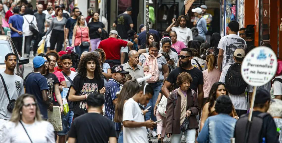 Salários diminuem pobreza em 22 regiões metropolitanas brasileiras