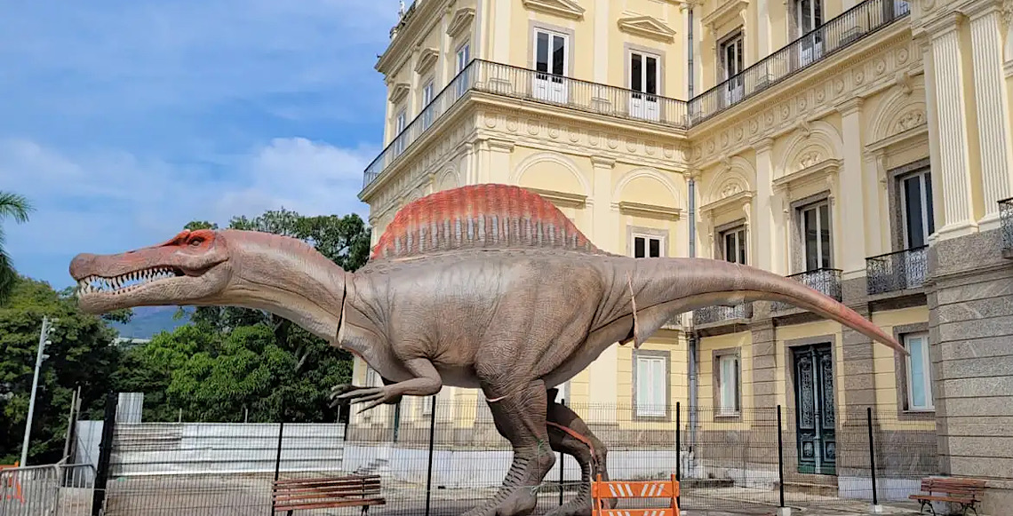 Museu Nacional ganha réplica de dinossauro brasileiro com 15 metros, no Rio de Janeiro