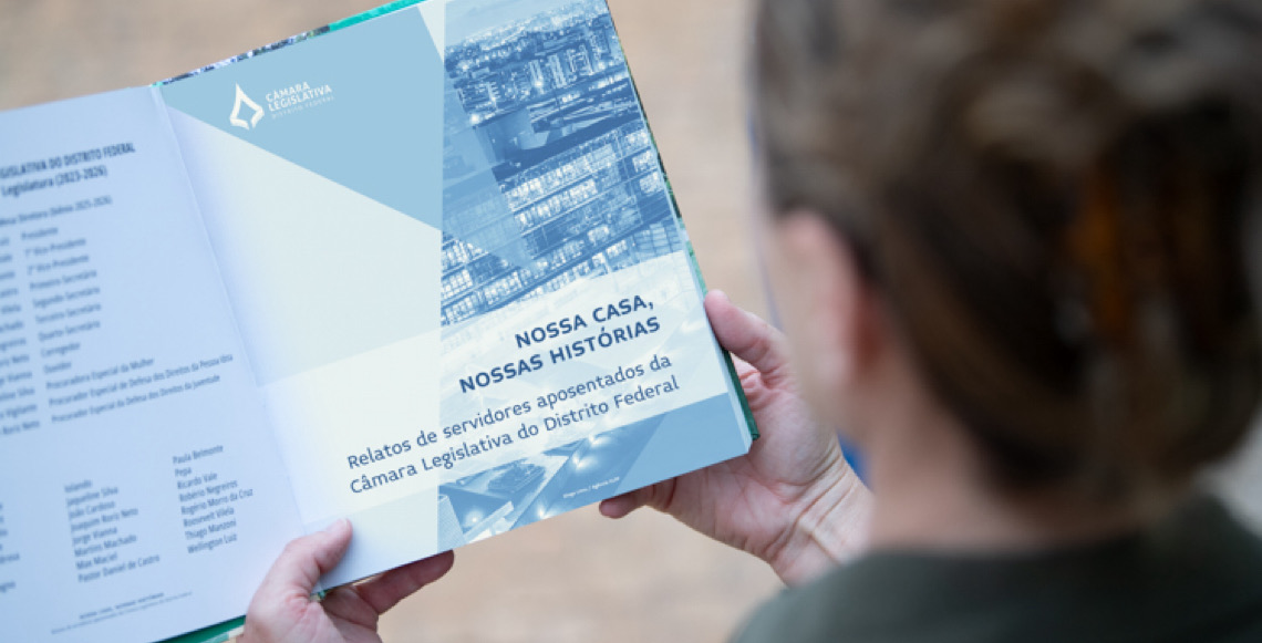 Livro resgata memórias de servidores pioneiros e celebra a história da Câmara Legislativa do DF