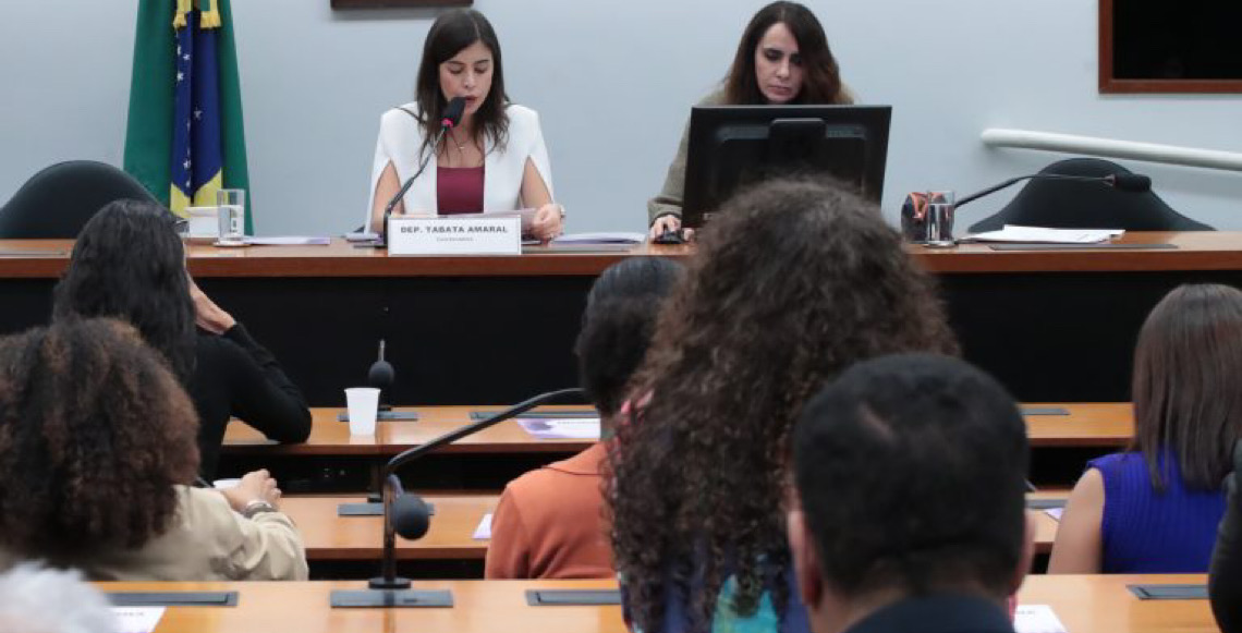 Proposta que criminaliza misoginia avança na Câmara dos Deputados
