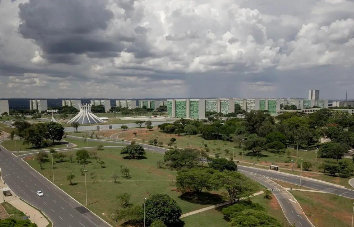 Negros e mulheres avançam, mas topo do serviço público segue desigual no Brasil