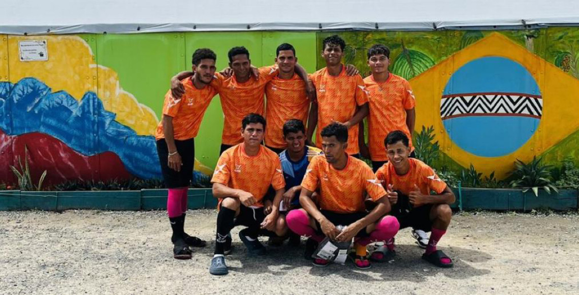 Como o futebol une migrantes e indígenas em Roraima, no norte do Brasil