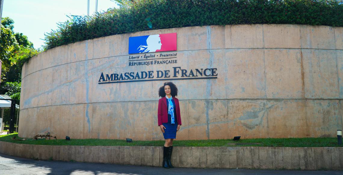 Curso de francês no CIL abriu portas para servidora seguir carreira na Embaixada da França