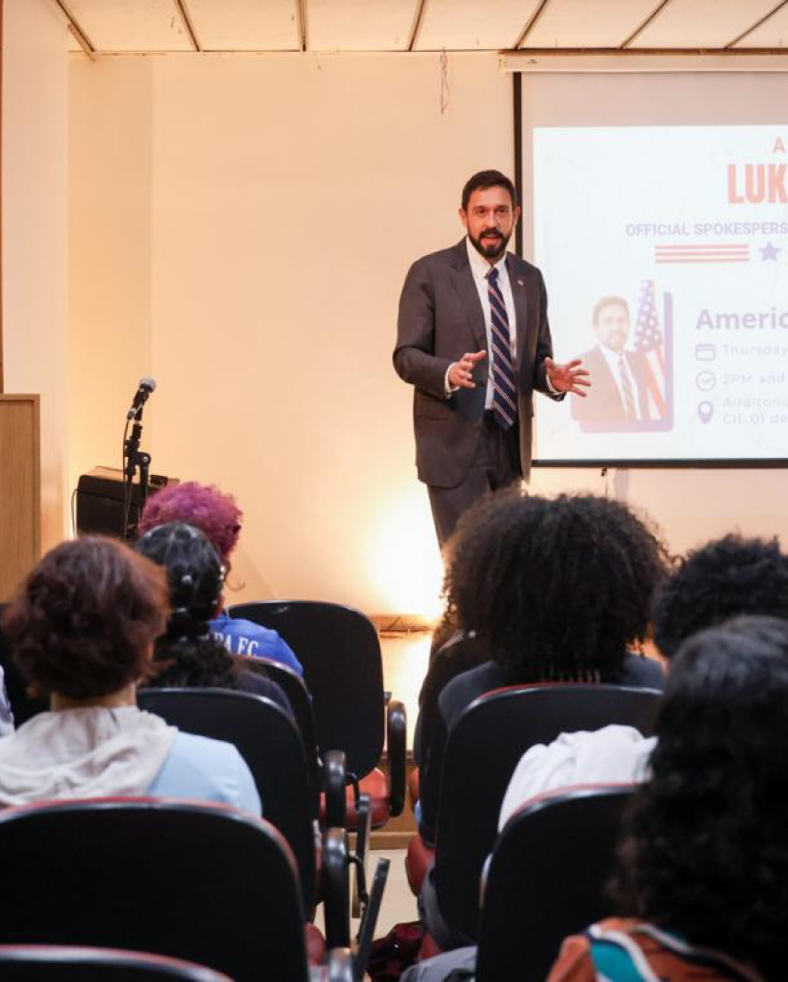 Porta-voz da Embaixada dos EUA visita CIL 01 e dialoga sobre temas com estudantes
