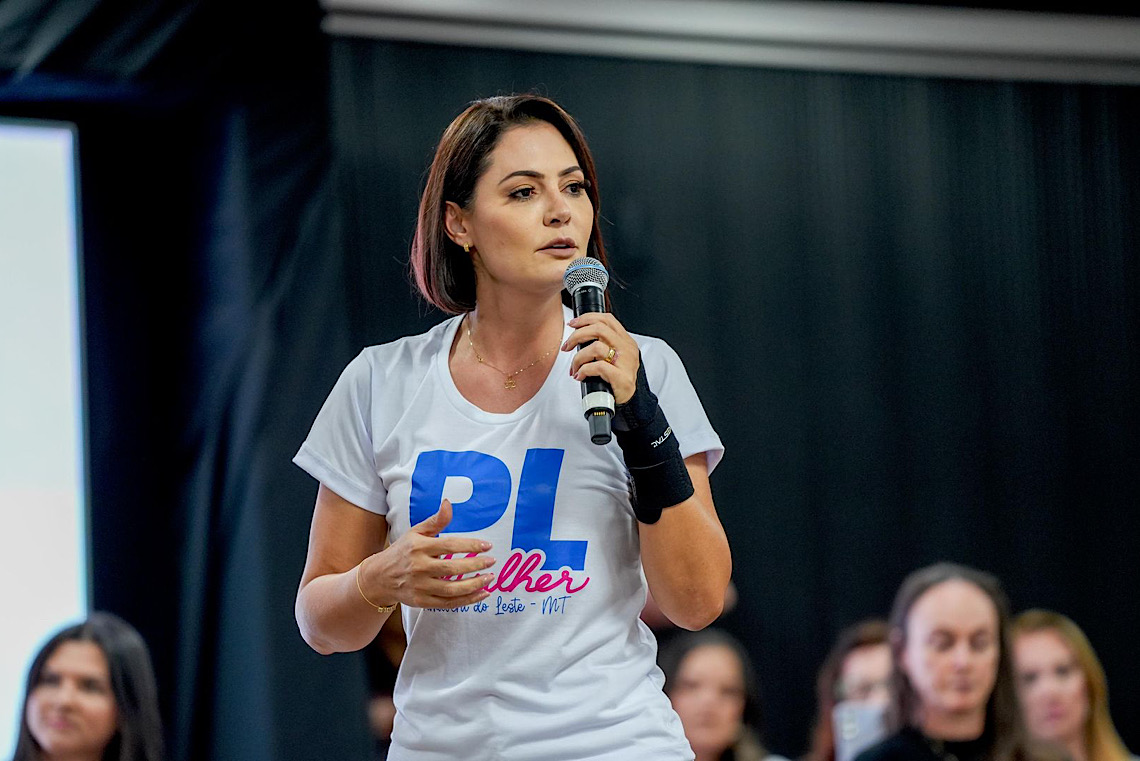 Em vídeos nesta quarta-feira, Michelle afirma que Flávio Bolsonaro a humilhou: 'Me recolhi'