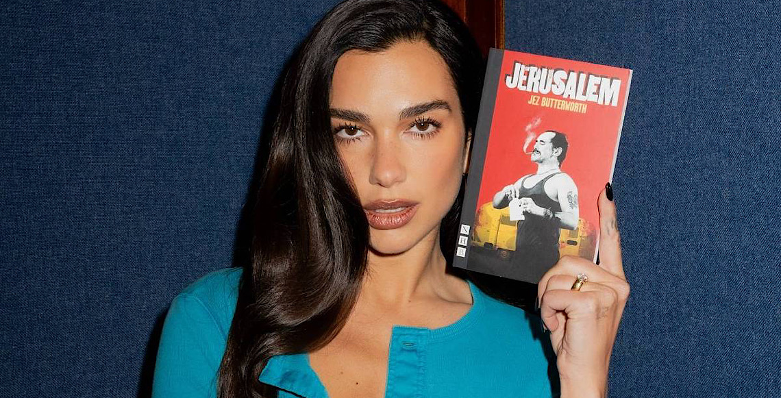Dua Lipa inaugura biblioteca em Portugal com livros censurados
