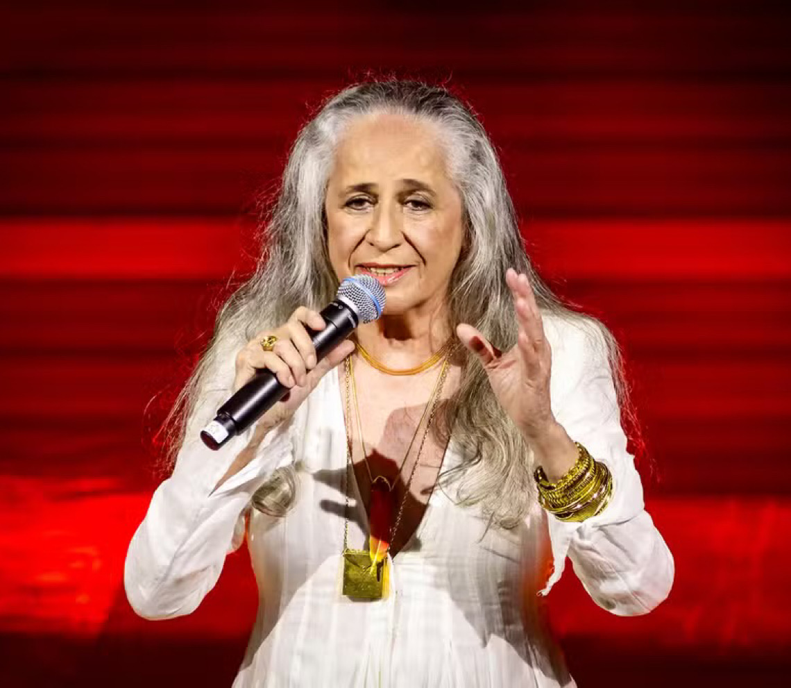 Maria Bethânia chega aos 80 anos como referência da música brasileira 