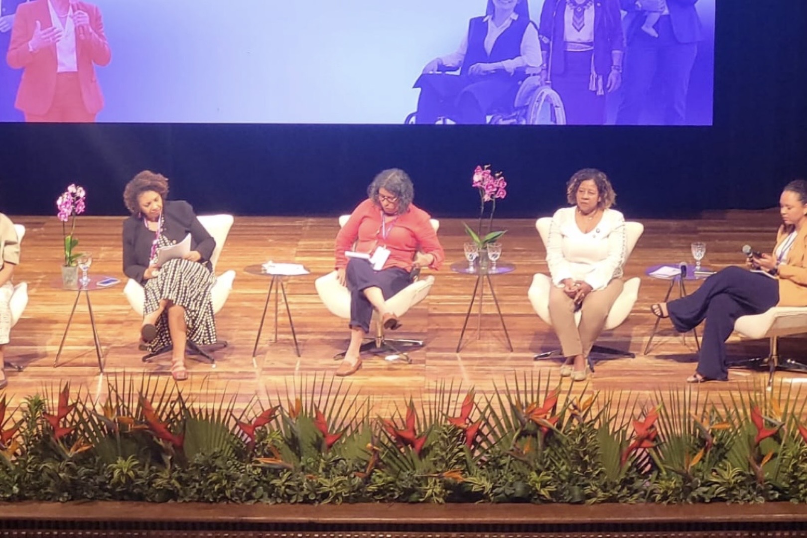 Parlamentares defendem avanços nas leis de proteção às mulheres em encontro nacional
