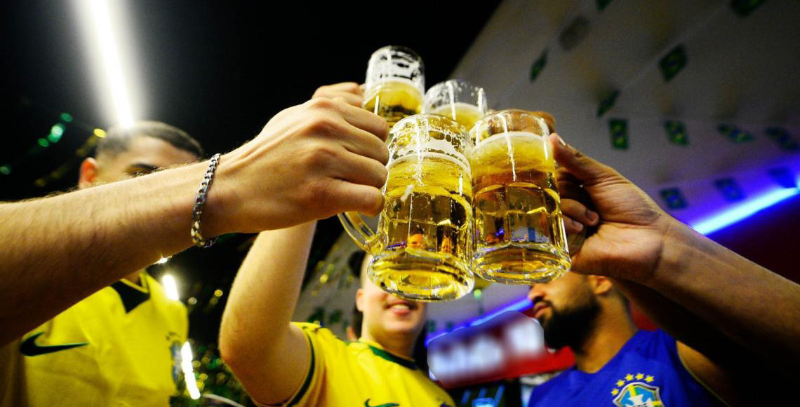 Vai beber durante os jogos da Copa do Mundo? Consumo exige atenção