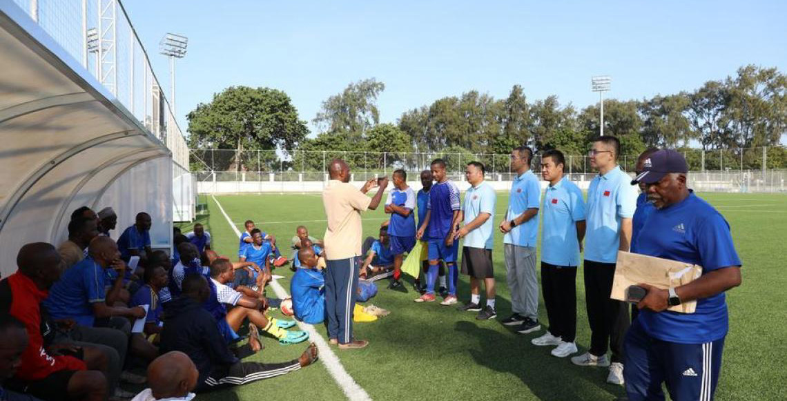 Médicos chineses e veteranos do futebol de Zanzibar unem culturas em campo