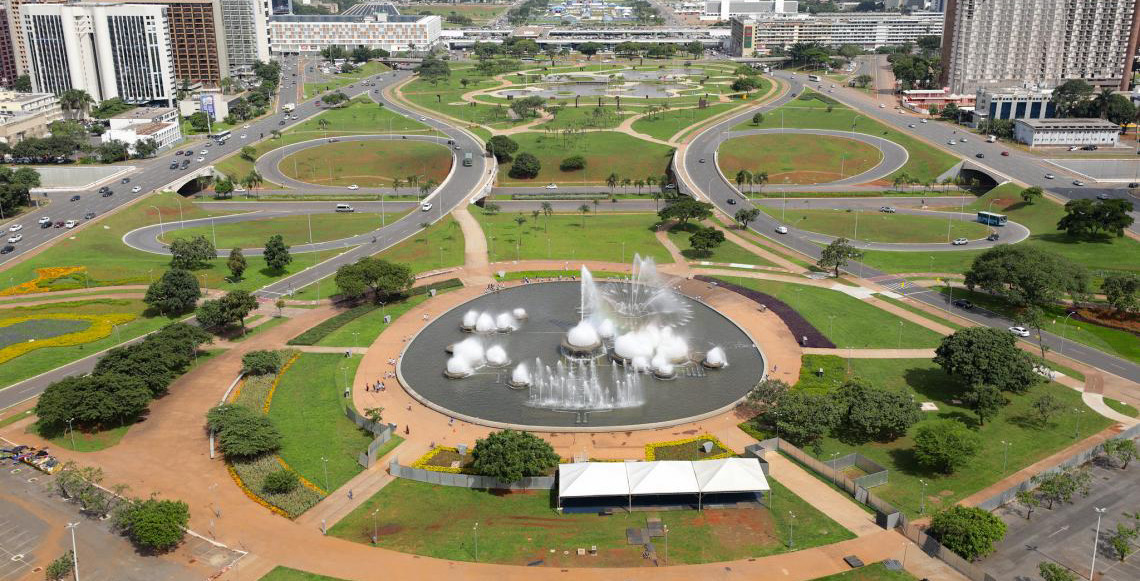 Como funcionam os ônibus turísticos e os centros de atendimento para conhecer Brasília