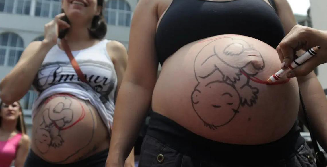 Fatores sociais e estruturais no Brasil empurram mulheres para cesarianas