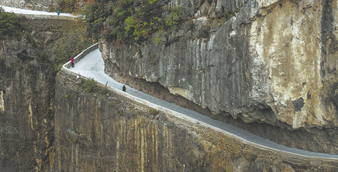 Estrada encravada na encosta impulsiona turismo em vilarejo remoto
