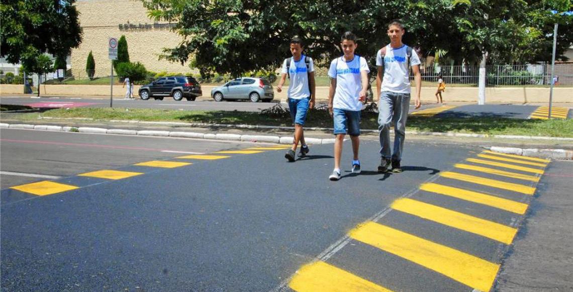 Lei no Distrito Federal exige faixa de pedestre elevada em frente a escolas e unidades de saúde