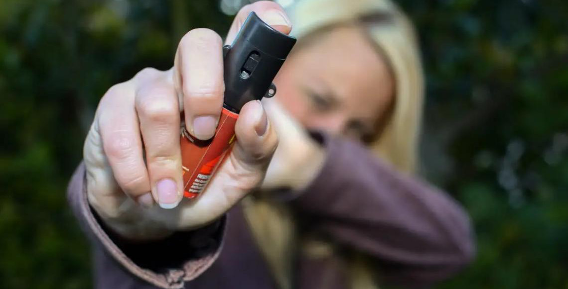 Uso do spray de pimenta por mulheres é medida paliativa, diz promotora