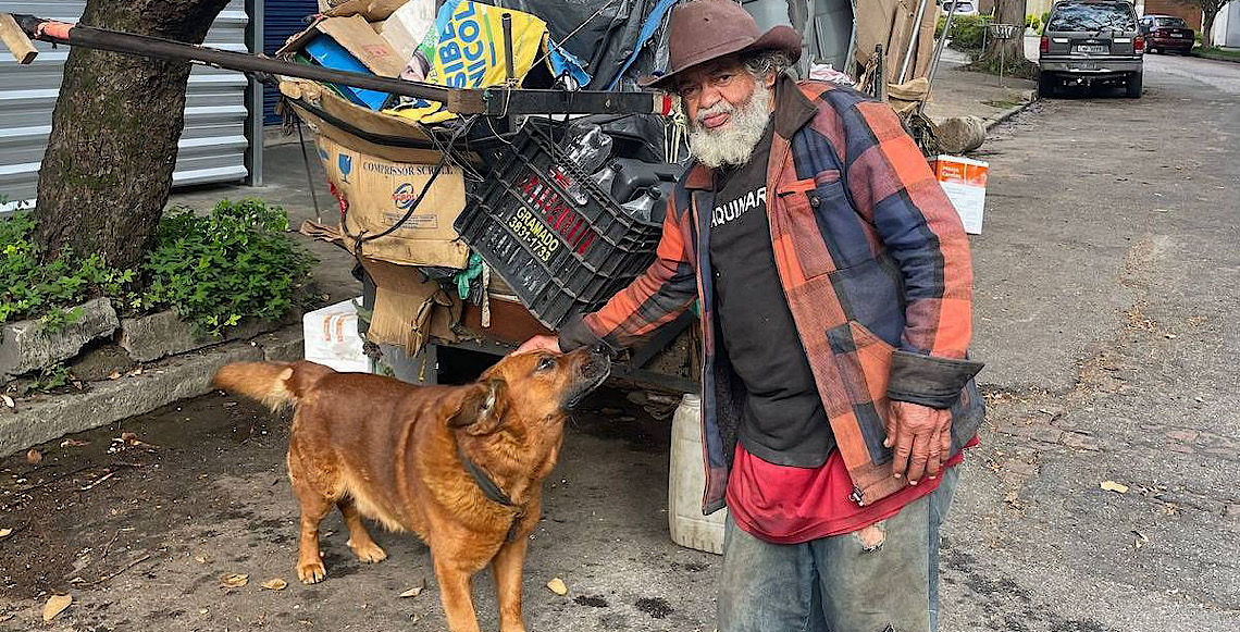 Vizinhos se juntam para resgatar cachorro e tentam tirar tutor das ruas em São Paulo