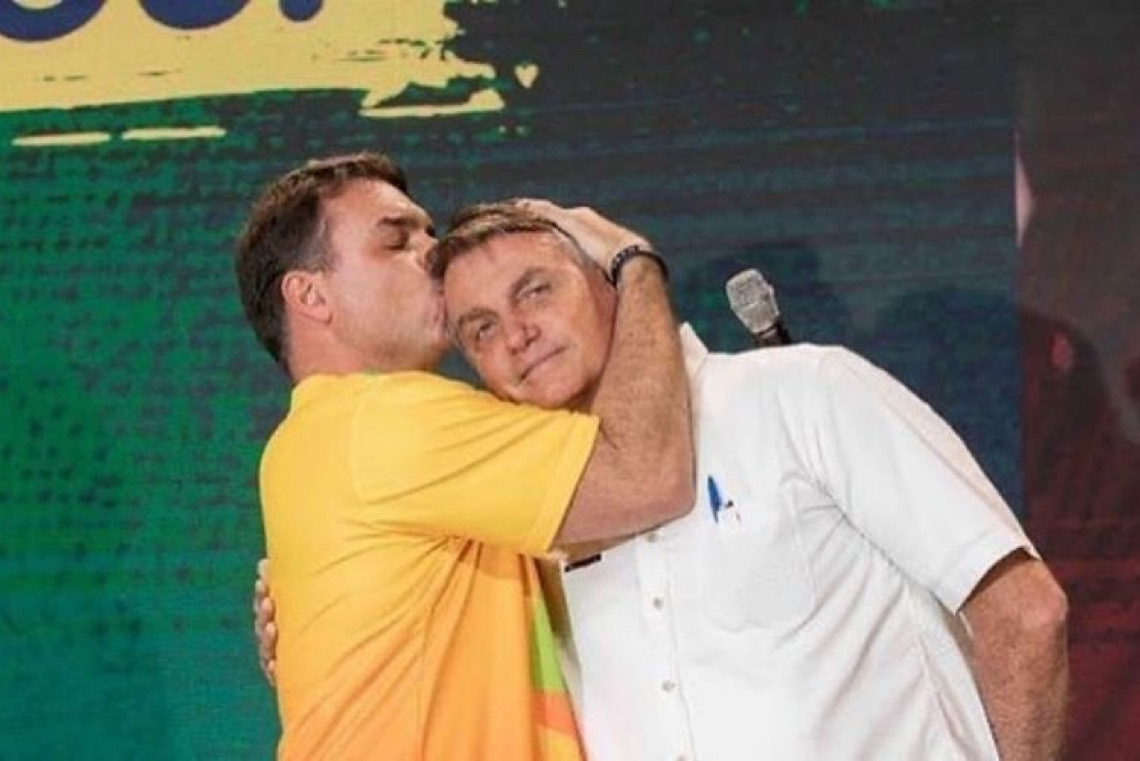 Moraes mantém proibição de visitas de Flávio a Bolsonaro e barra contatos políticos e divulgação de manifestos