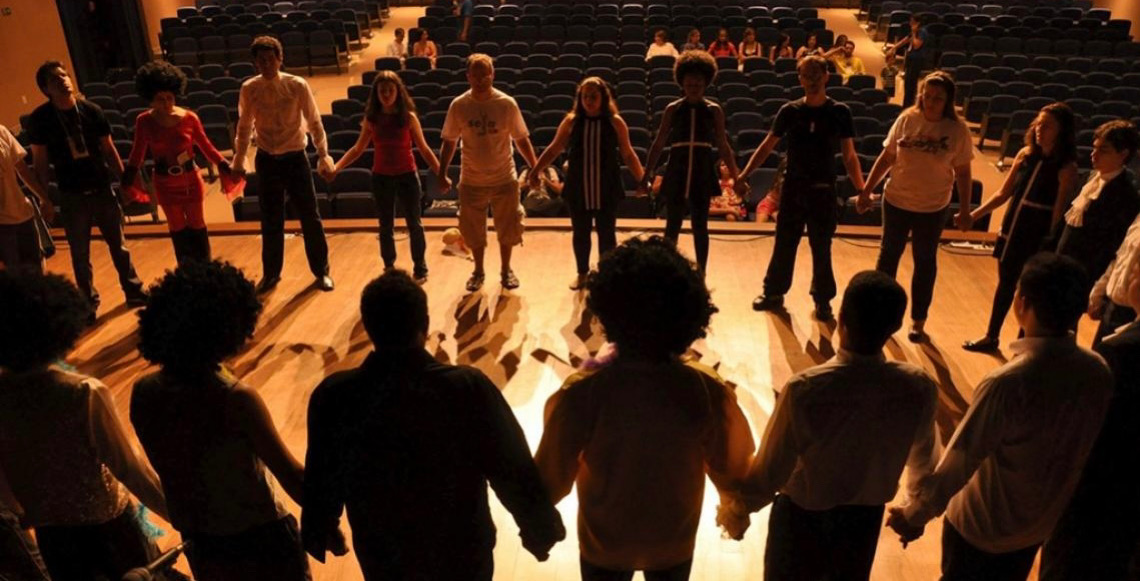 Oficina gratuita de teatro musical abre inscrições para jovens de Taguatinga, no Distrito Federal
