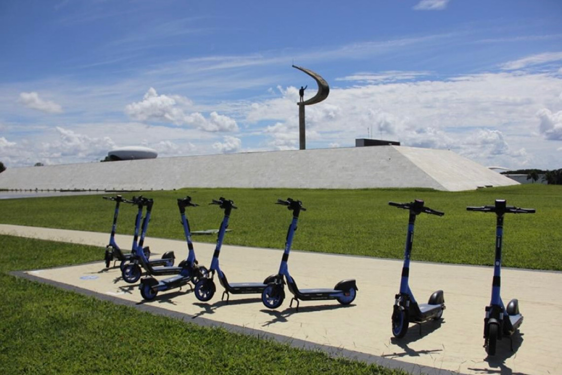 Ação educativa orienta o uso seguro de patinetes elétricos, na ciclovia do Estacionamento 10 do Parque da Cidade