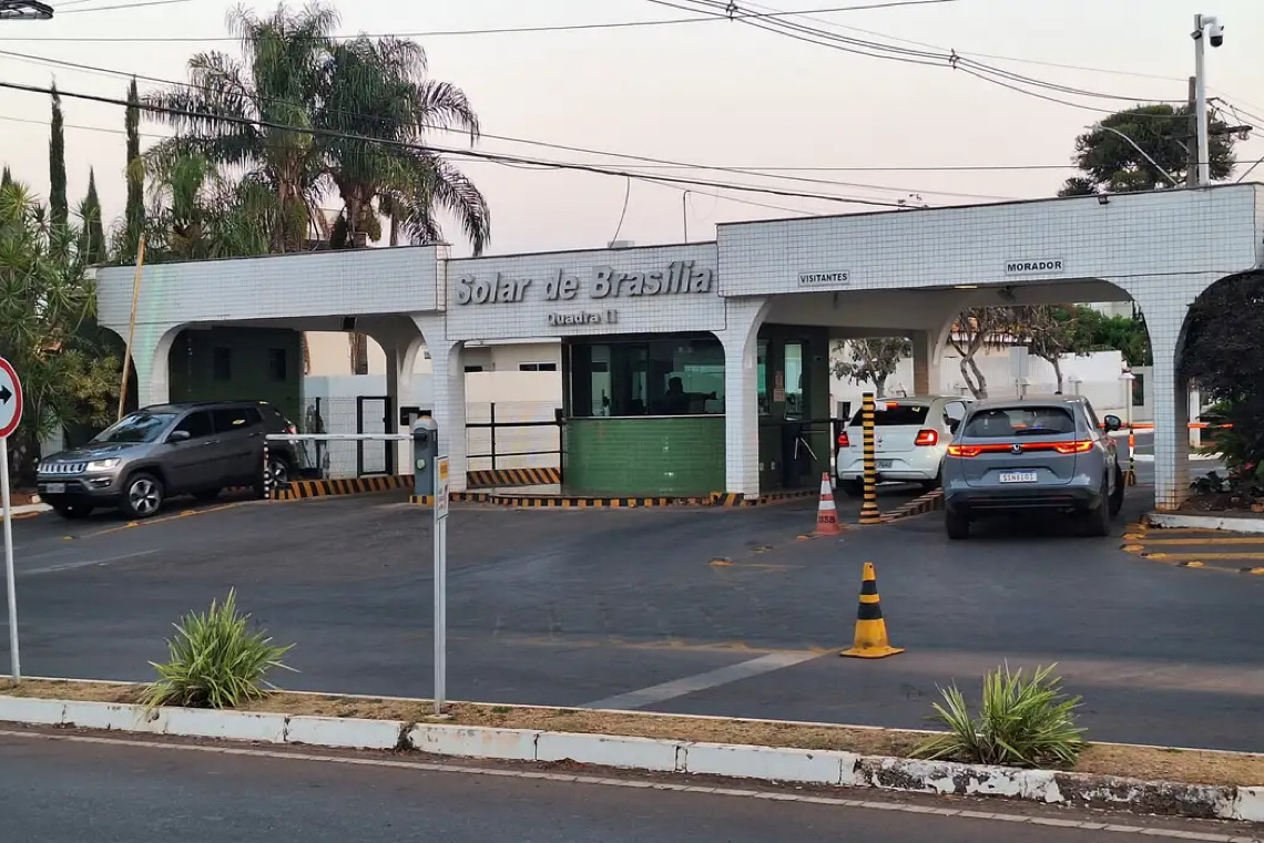Ministro Alexandre de Moraes nega pedido para Javier Milei visitar Jair Bolsonaro em casa 
